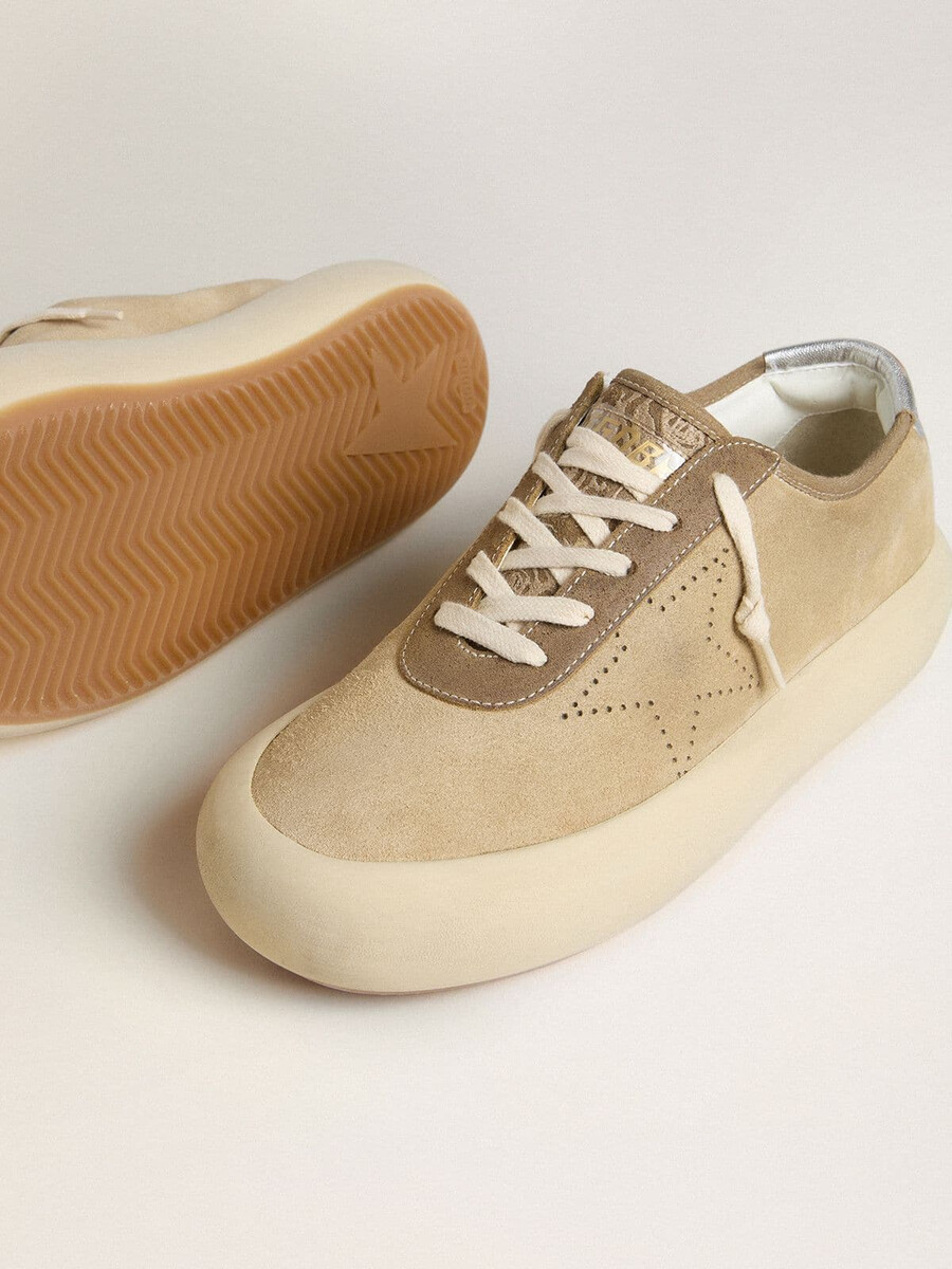 dames space-star in beige suède met geperforeerde ster en metallic zilverkleurige hielband.