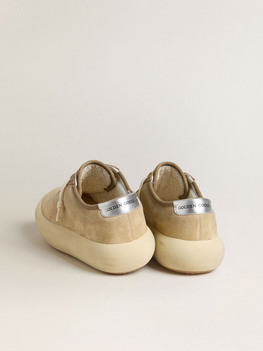 dames space-star in beige suède met geperforeerde ster en metallic zilverkleurige hielband.