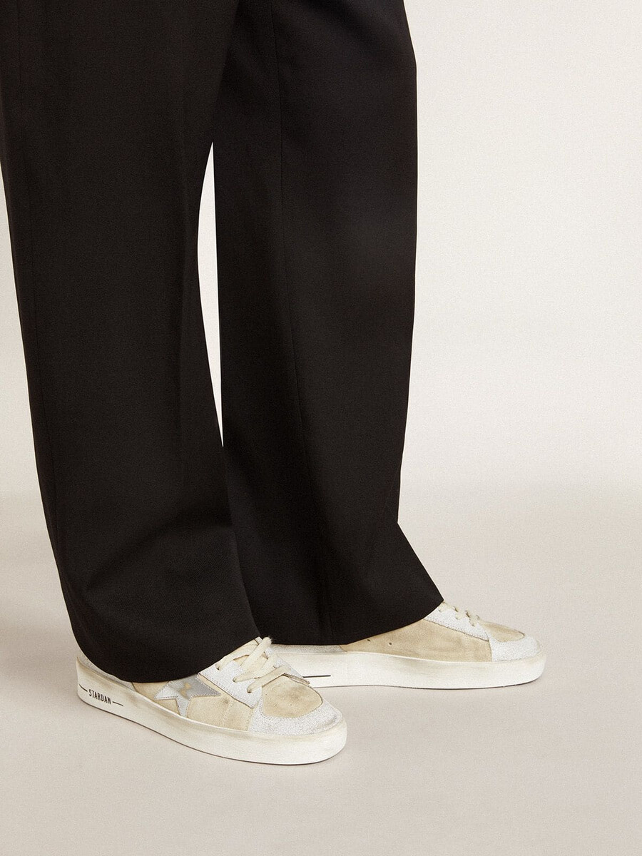 stardan herenschoen van nubuck en craqueléleer met zilverkleurige metallic leren ster.