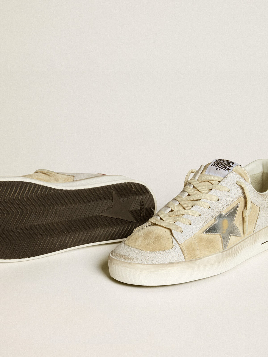 stardan herenschoen van nubuck en craqueléleer met zilverkleurige metallic leren ster.