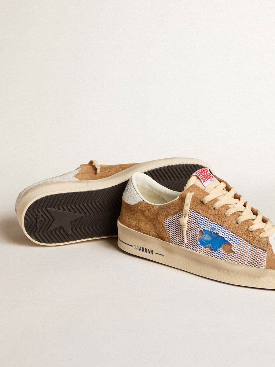 stardan ltd herensneakers in tabakskleurig suède en mesh met blauwe ster en leren hielstuk.