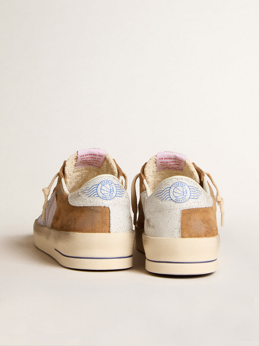 stardan ltd herensneakers in tabakskleurig suède en mesh met blauwe ster en leren hielstuk.