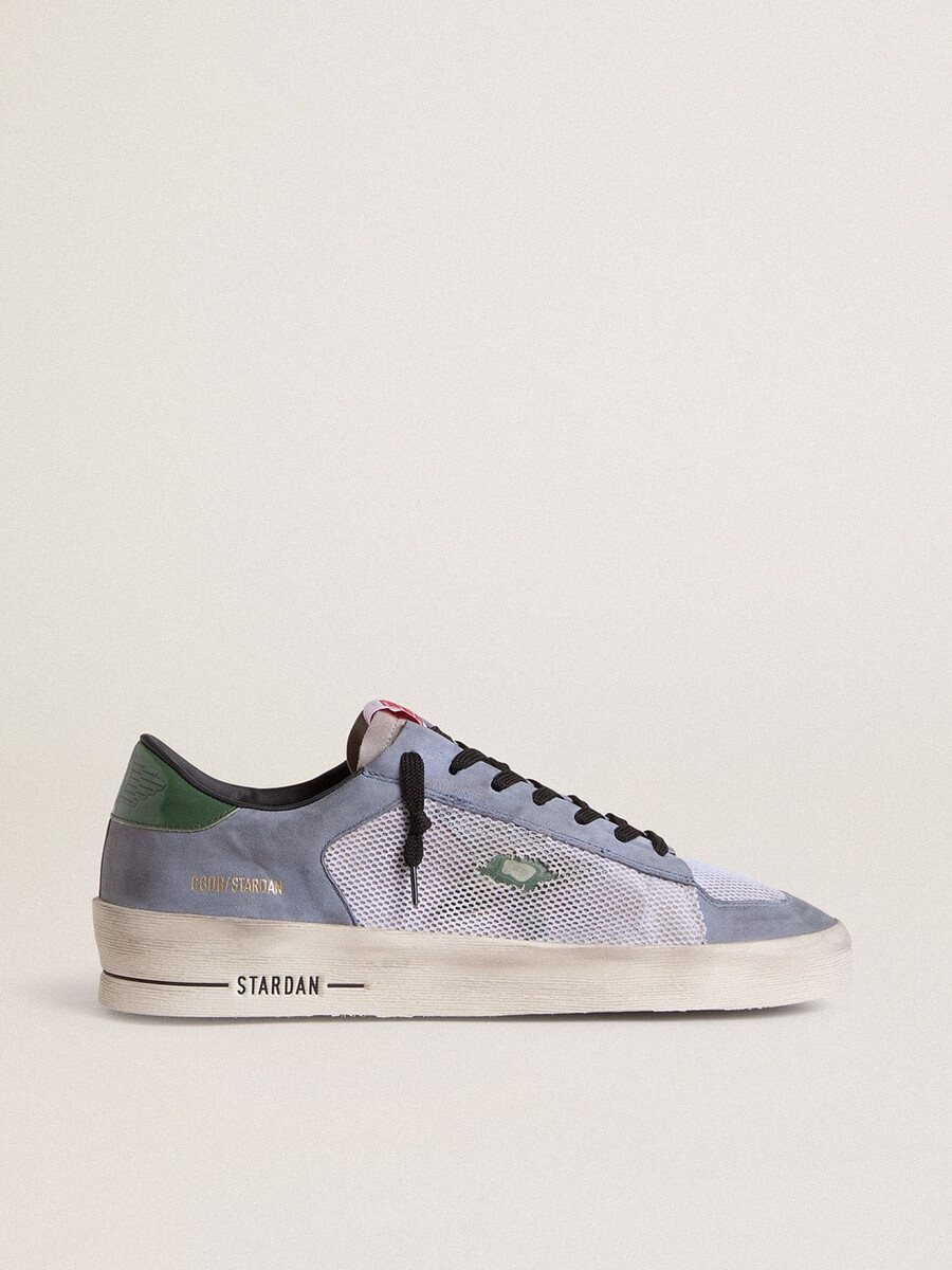 stardan herenschoen in poederblauw suède met groene leren ster en hielstuk.