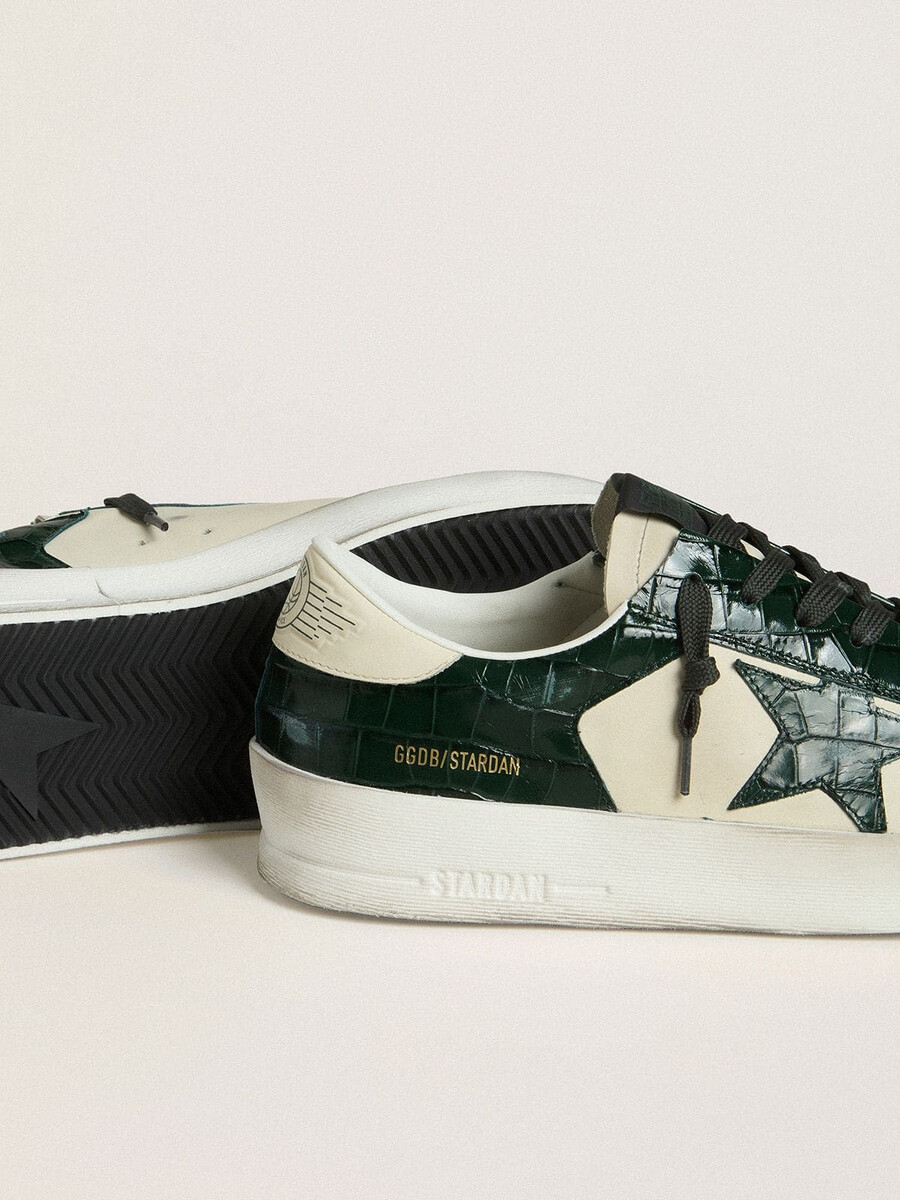 stardan ltd herenschoen in crèmekleurig leer met groene leren ster en inzetstukken met krokodillenprint.