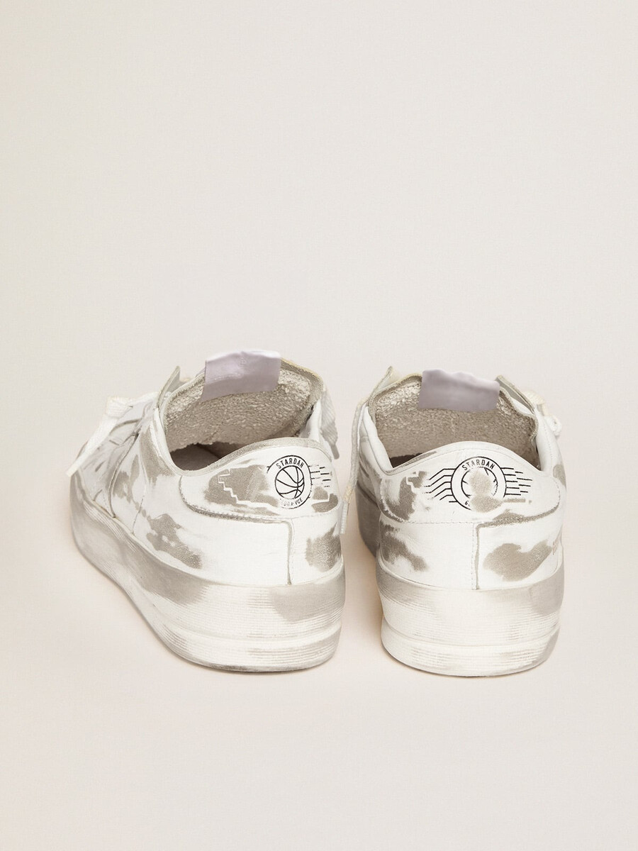 stardan sneakers van wit leer met een gebruikte look.