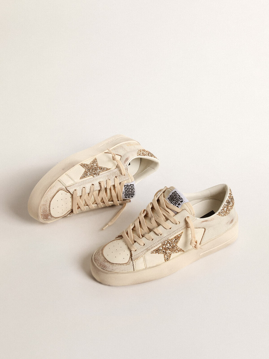 dames stardan in ecru nappaleer met gouden glitterster en hielstuk.
