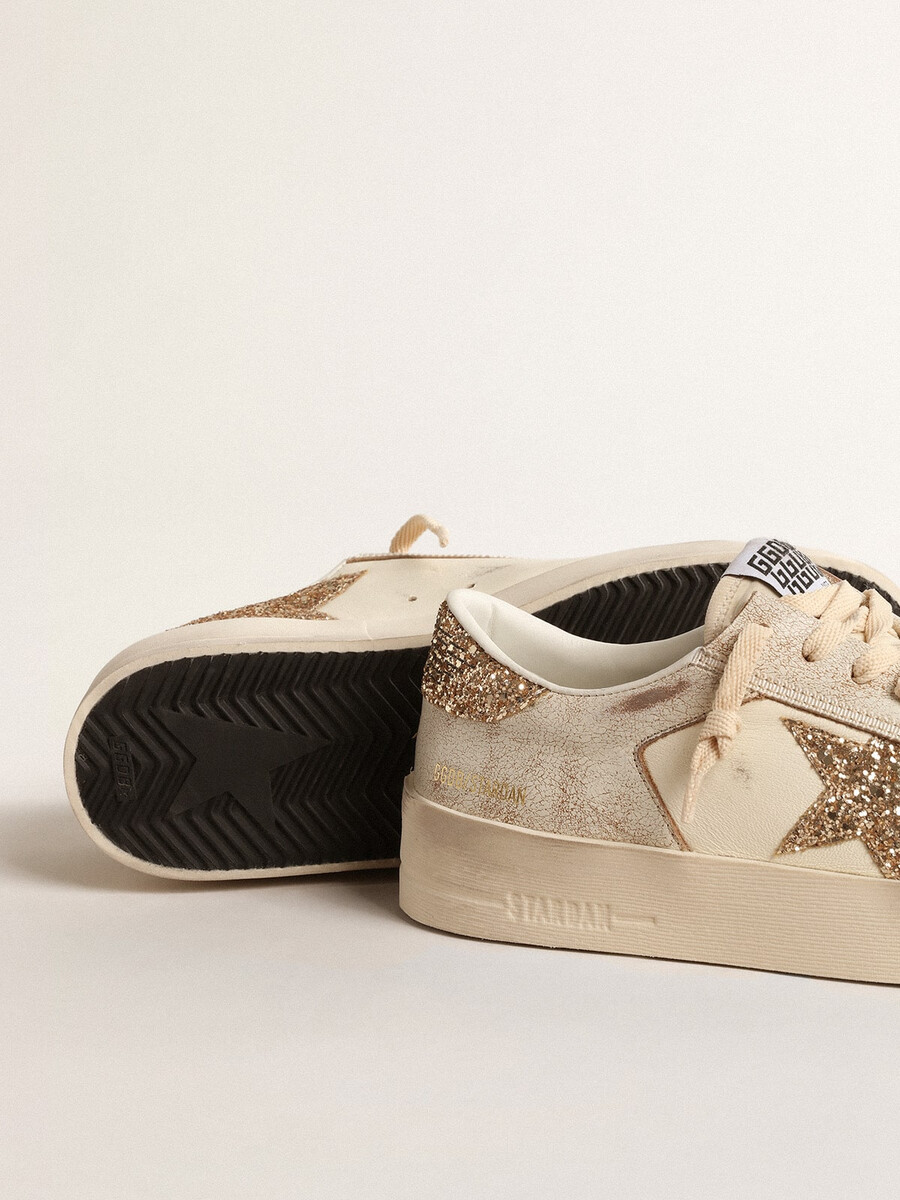 dames stardan in ecru nappaleer met gouden glitterster en hielstuk.