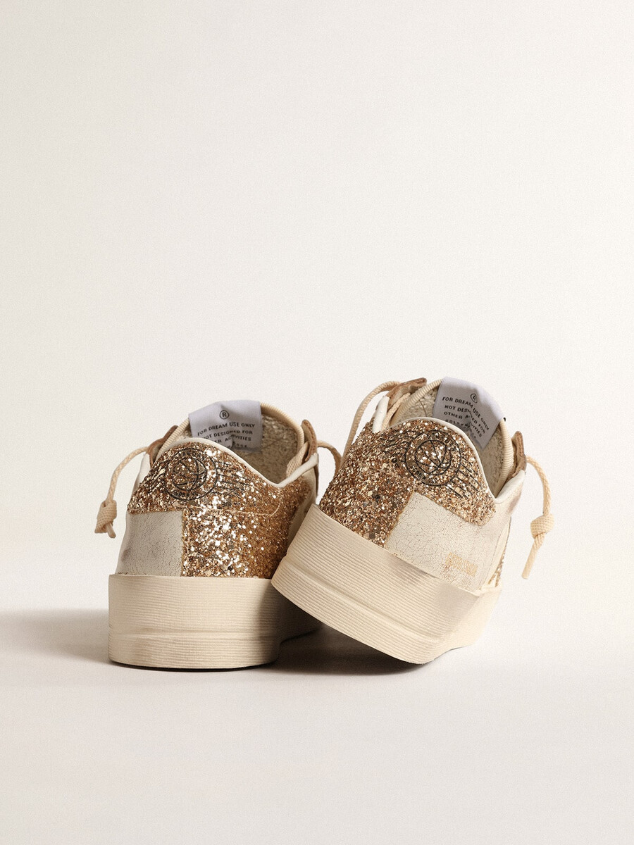 dames stardan in ecru nappaleer met gouden glitterster en hielstuk.