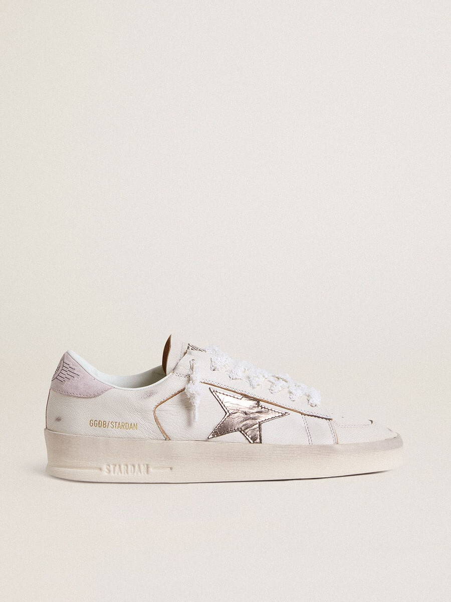 stardan in nappaleer met een metallic zilverkleurige leren ster en een roze suède hielstuk.