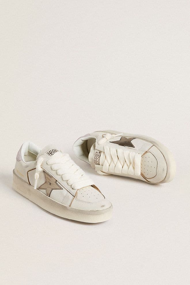 stardan in nappaleer met een metallic zilverkleurige leren ster en een roze suède hielstuk.