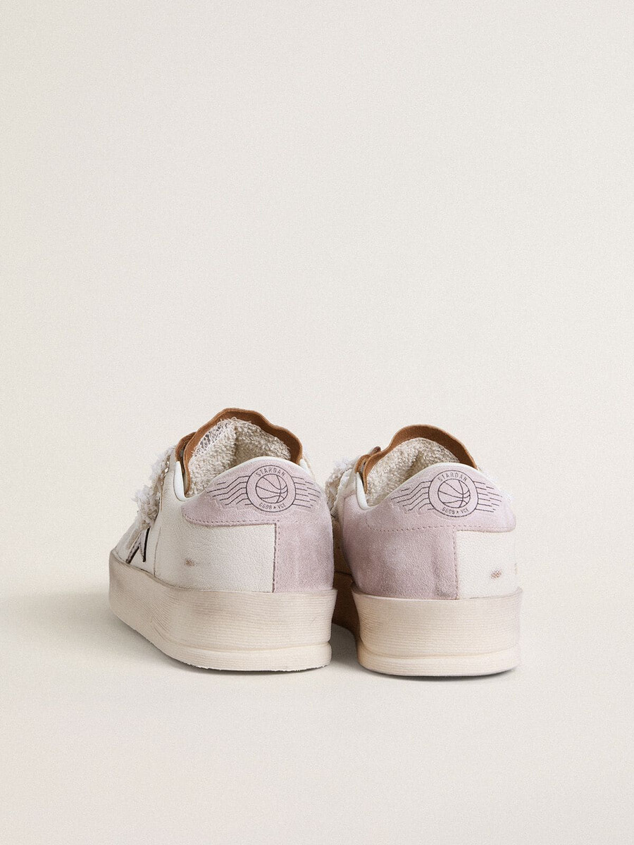 stardan in nappaleer met een metallic zilverkleurige leren ster en een roze suède hielstuk.