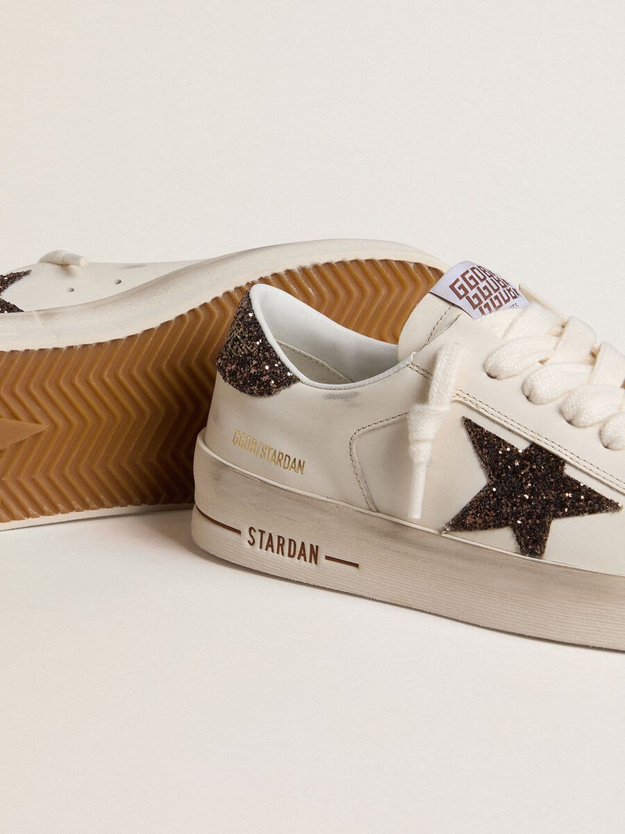 dames stardan in wit leer met bruine glitterster en hielstuk.