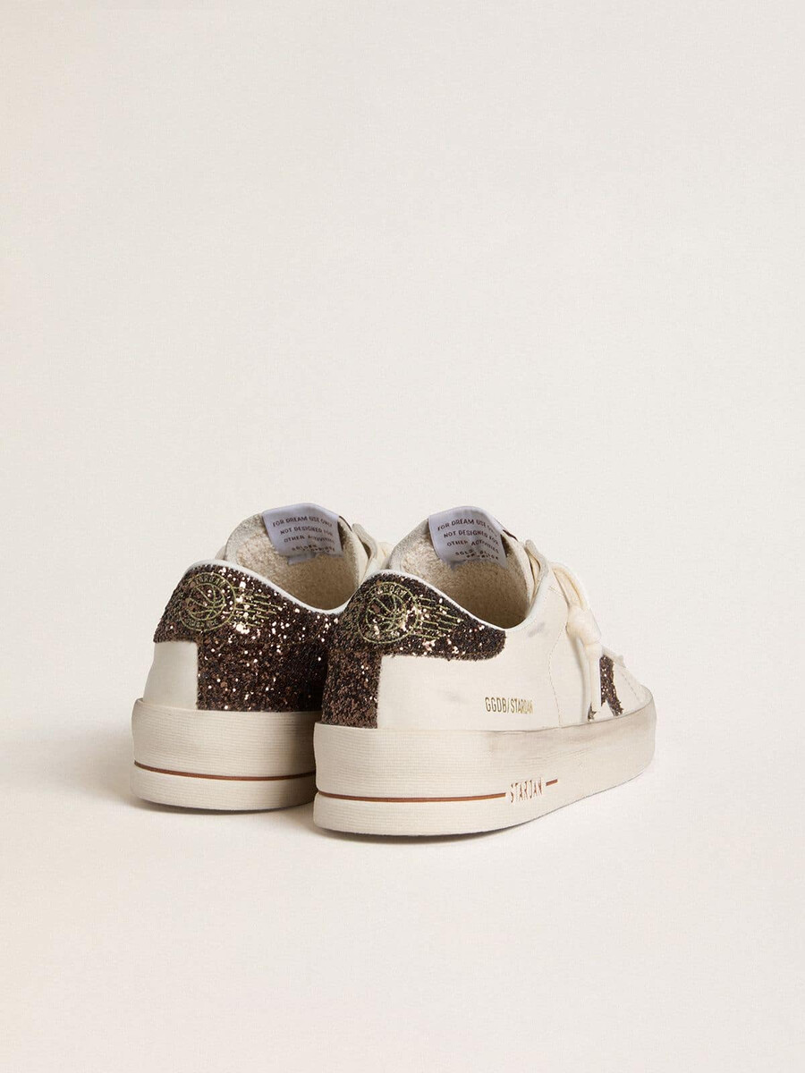 dames stardan in wit leer met bruine glitterster en hielstuk.