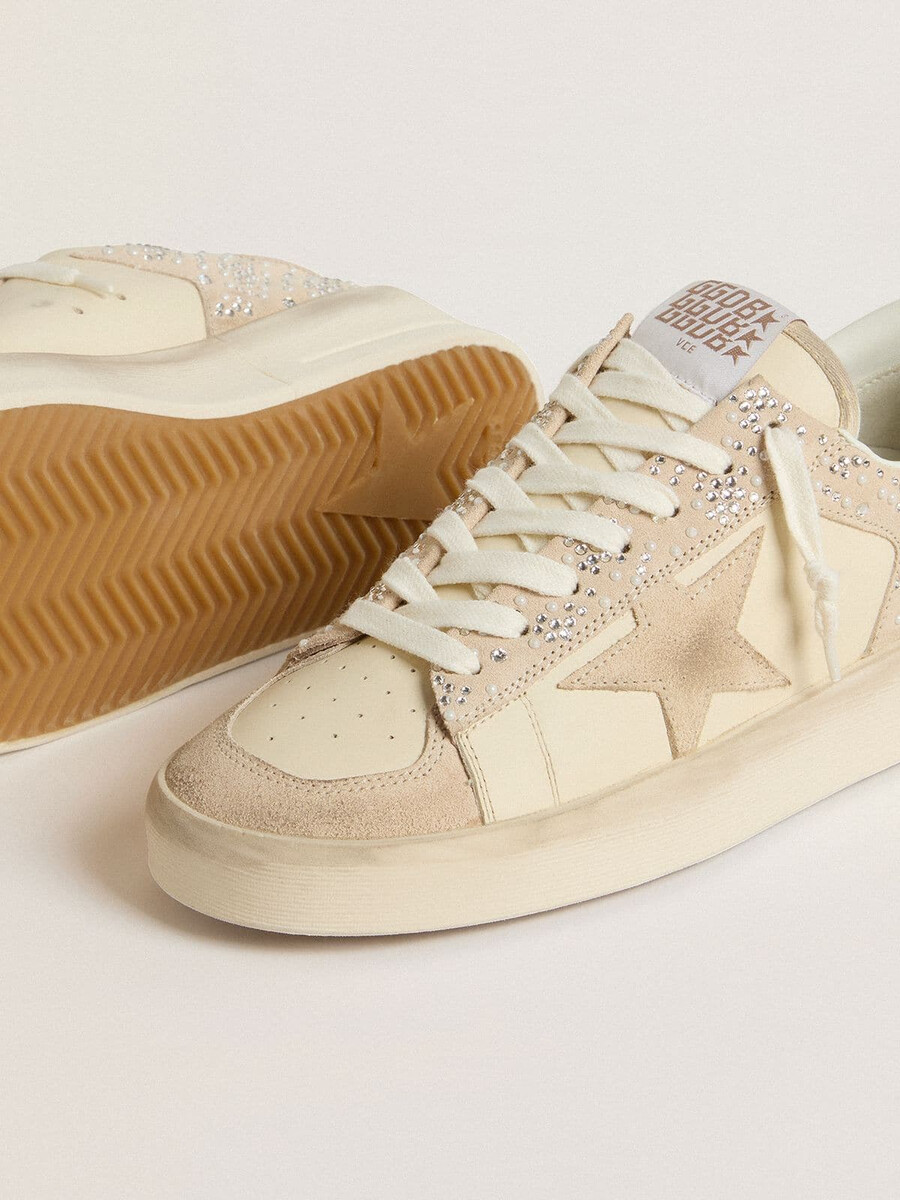 stardan in crèmekleurig suède en leer met swarovski-kristallen en een suède ster.