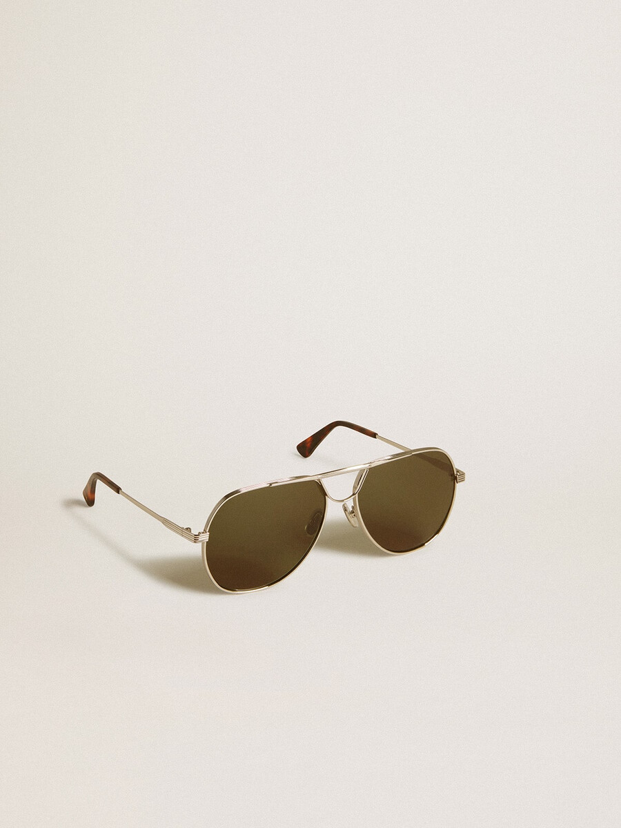 aviator zonnebril met zilverkleurig montuur en groene glazen.