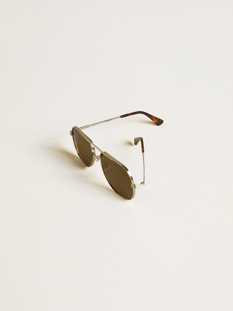 aviator zonnebril met zilverkleurig montuur en groene glazen.