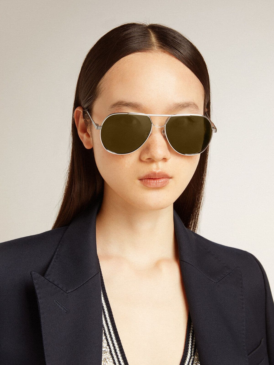 aviator zonnebril met zilverkleurig montuur en groene glazen.