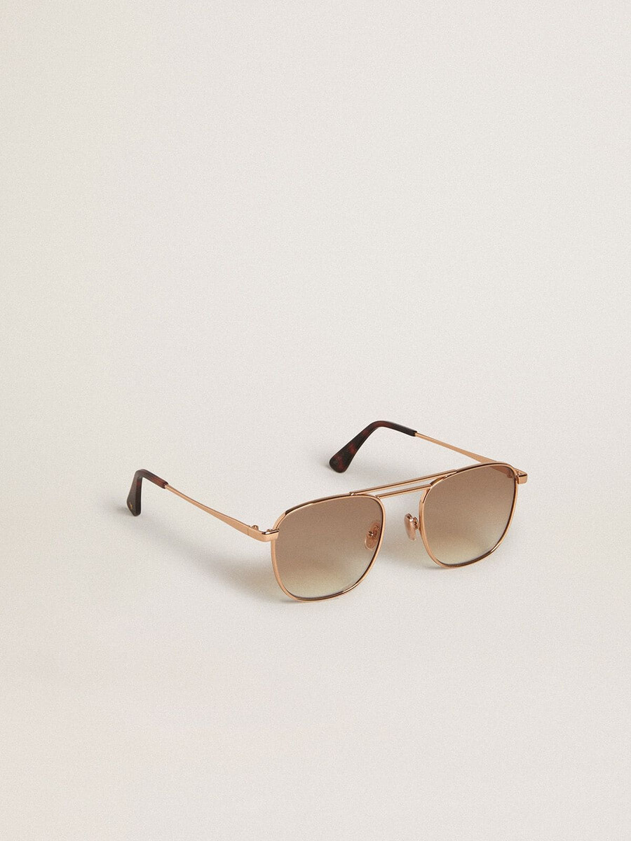 aviator zonnebril met goudkleurig montuur en beige glazen.