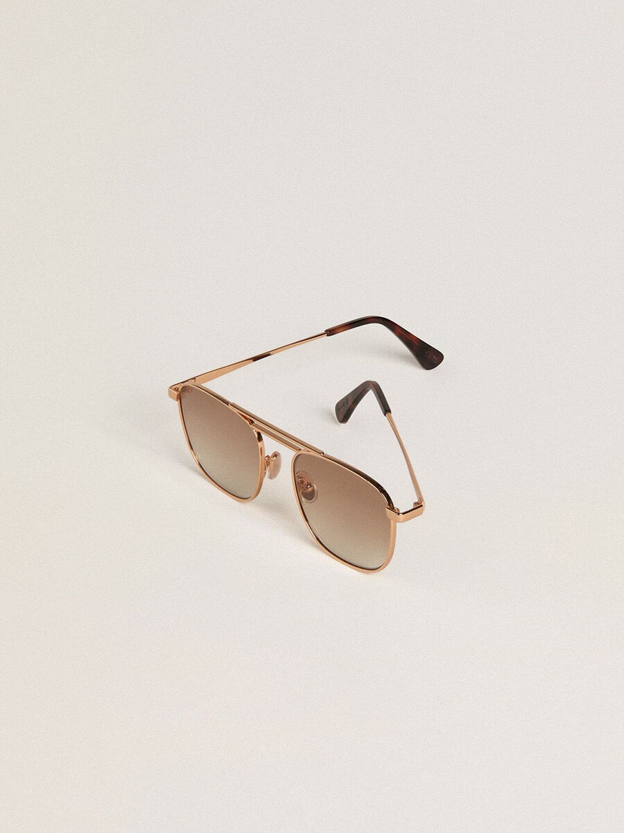 aviator zonnebril met goudkleurig montuur en beige glazen.
