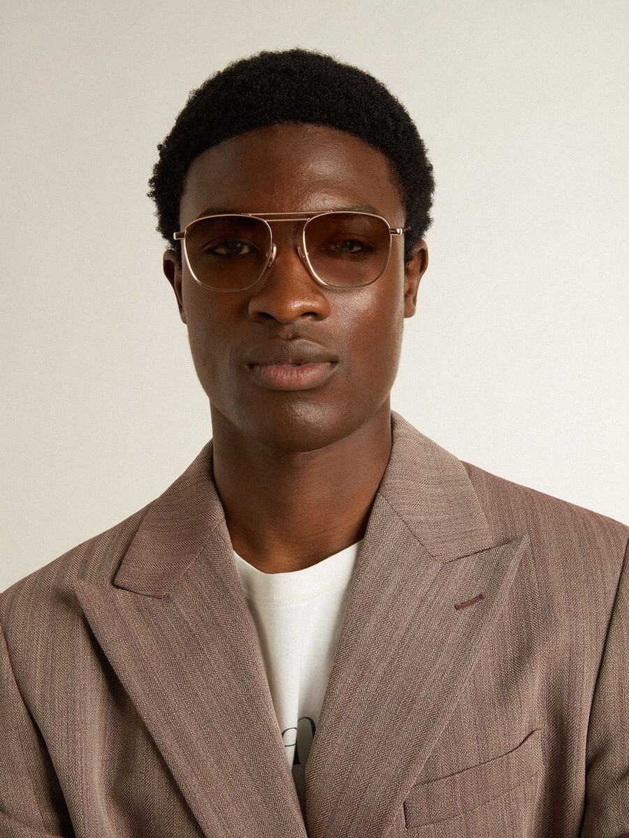 aviator zonnebril met goudkleurig montuur en beige glazen.