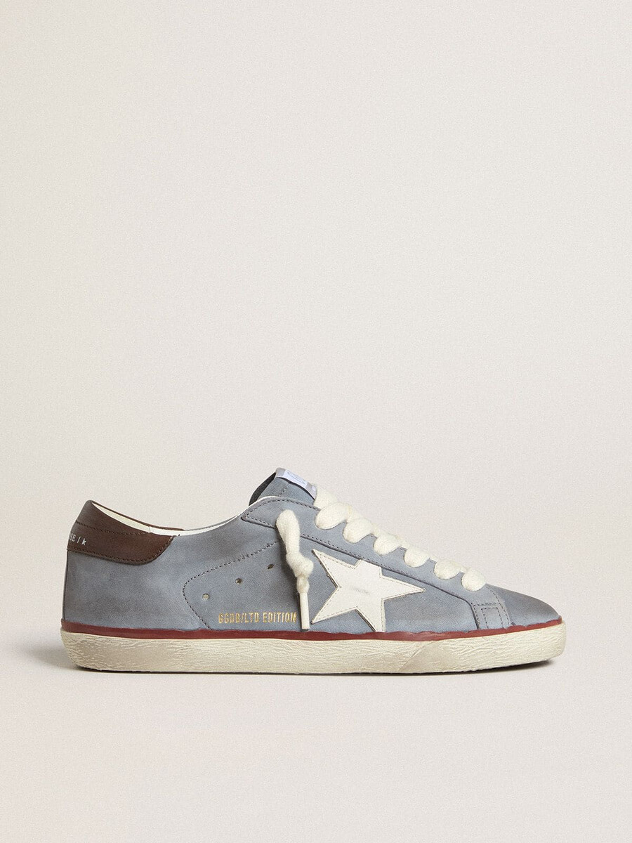 super-star ltd in lichtblauw nubuck leer met witte leren ster en bruine leren hielband.