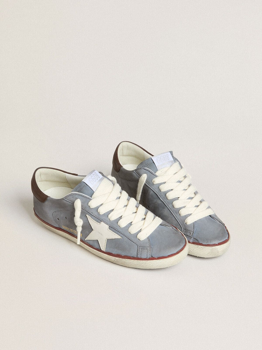 super-star ltd in lichtblauw nubuck leer met witte leren ster en bruine leren hielband.