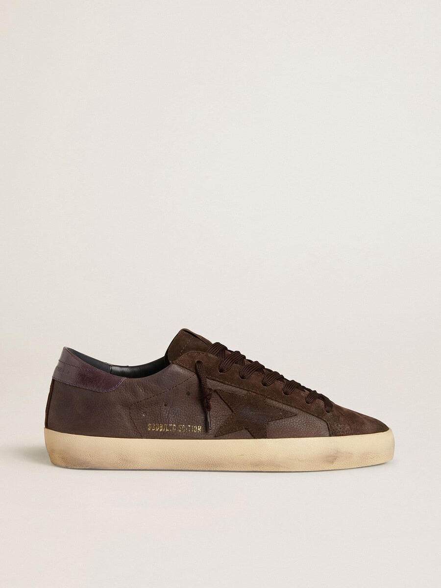 heren super-star ltd in bruin nubuck met suède ster en paarse leren hielband.