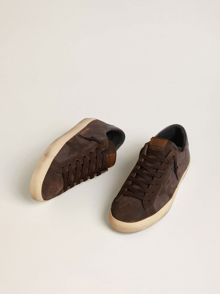 heren super-star ltd in bruin nubuck met suède ster en paarse leren hielband.