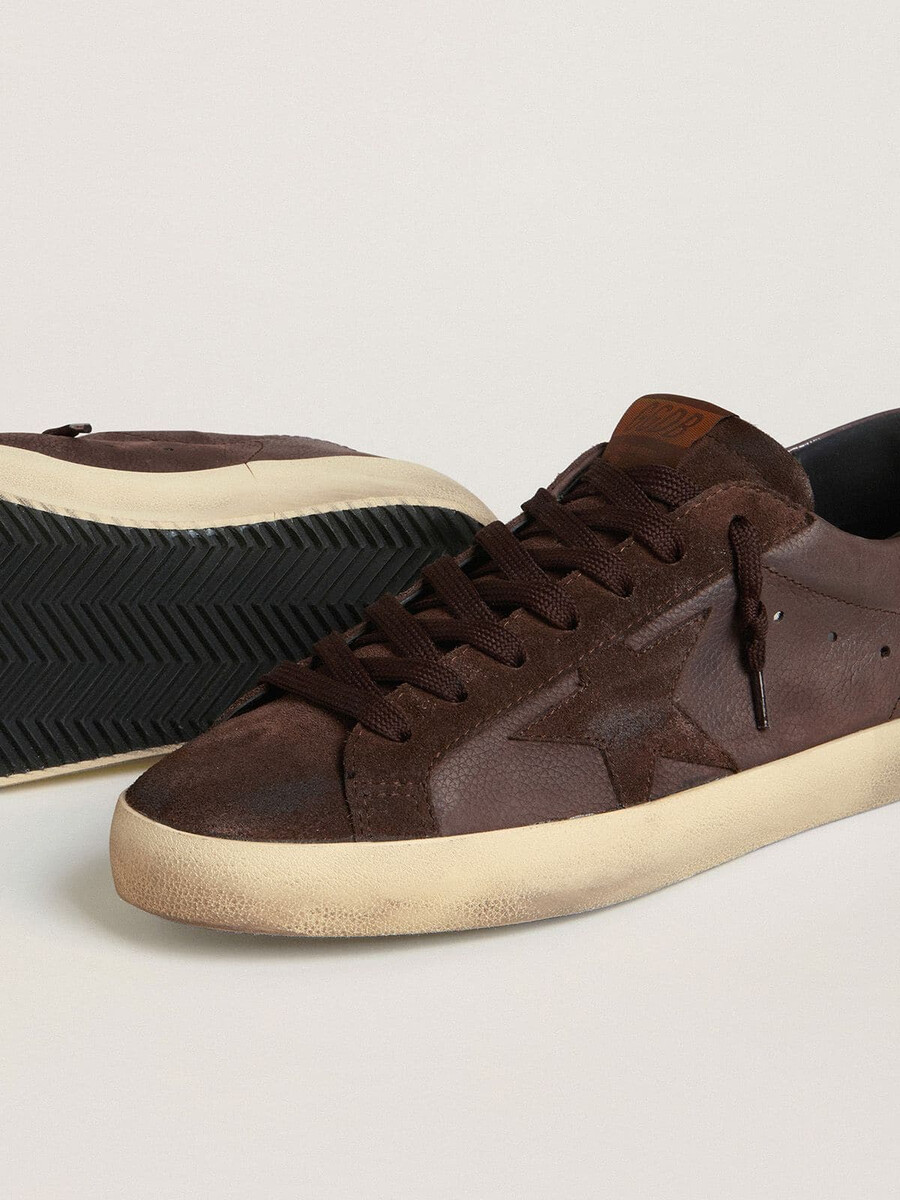 heren super-star ltd in bruin nubuck met suède ster en paarse leren hielband.