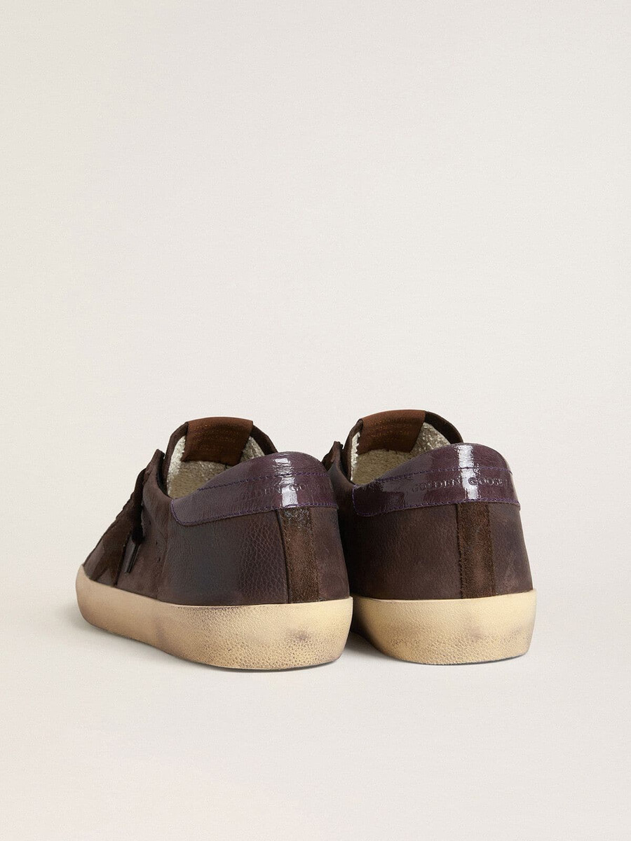 heren super-star ltd in bruin nubuck met suède ster en paarse leren hielband.
