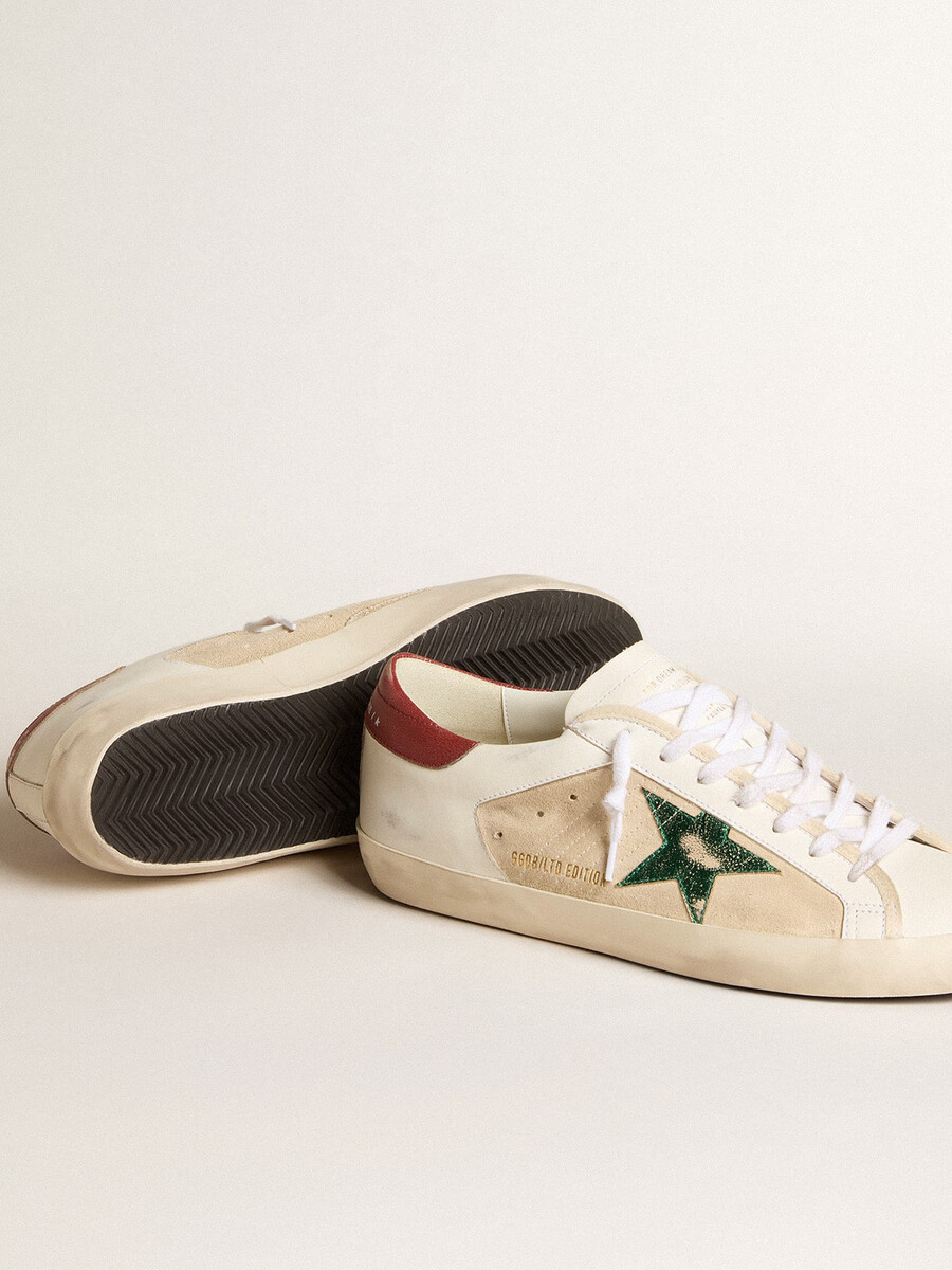 heren super-star ltd in suède met groene metallic ster en rode hielband.