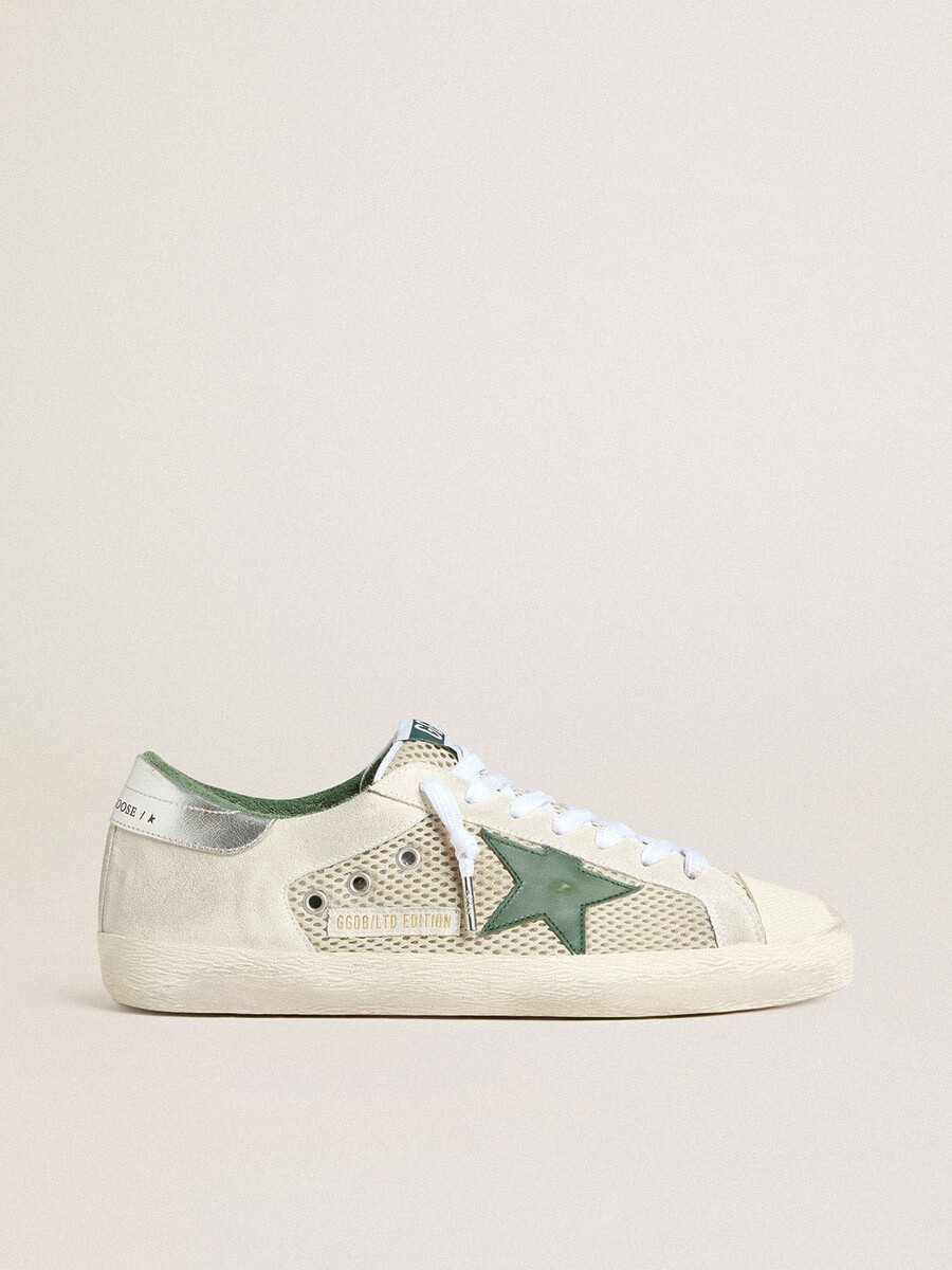 heren super-star ltd in wit suède en mesh met groene leren ster en zilverkleurig hielstuk.