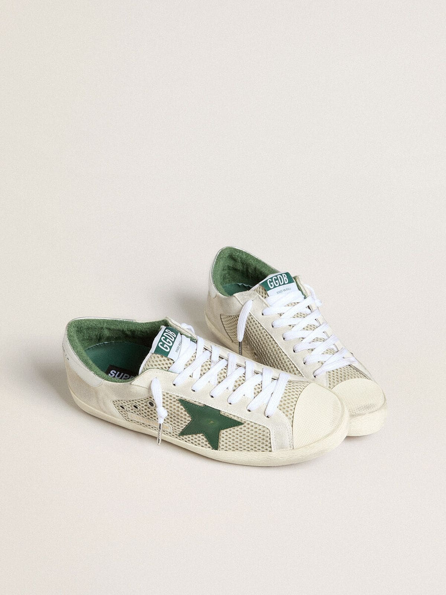 heren super-star ltd in wit suède en mesh met groene leren ster en zilverkleurig hielstuk.