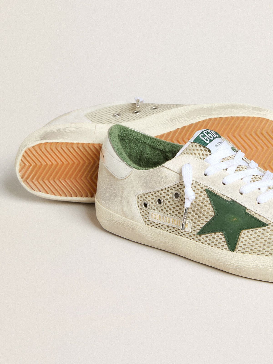 heren super-star ltd in wit suède en mesh met groene leren ster en zilverkleurig hielstuk.