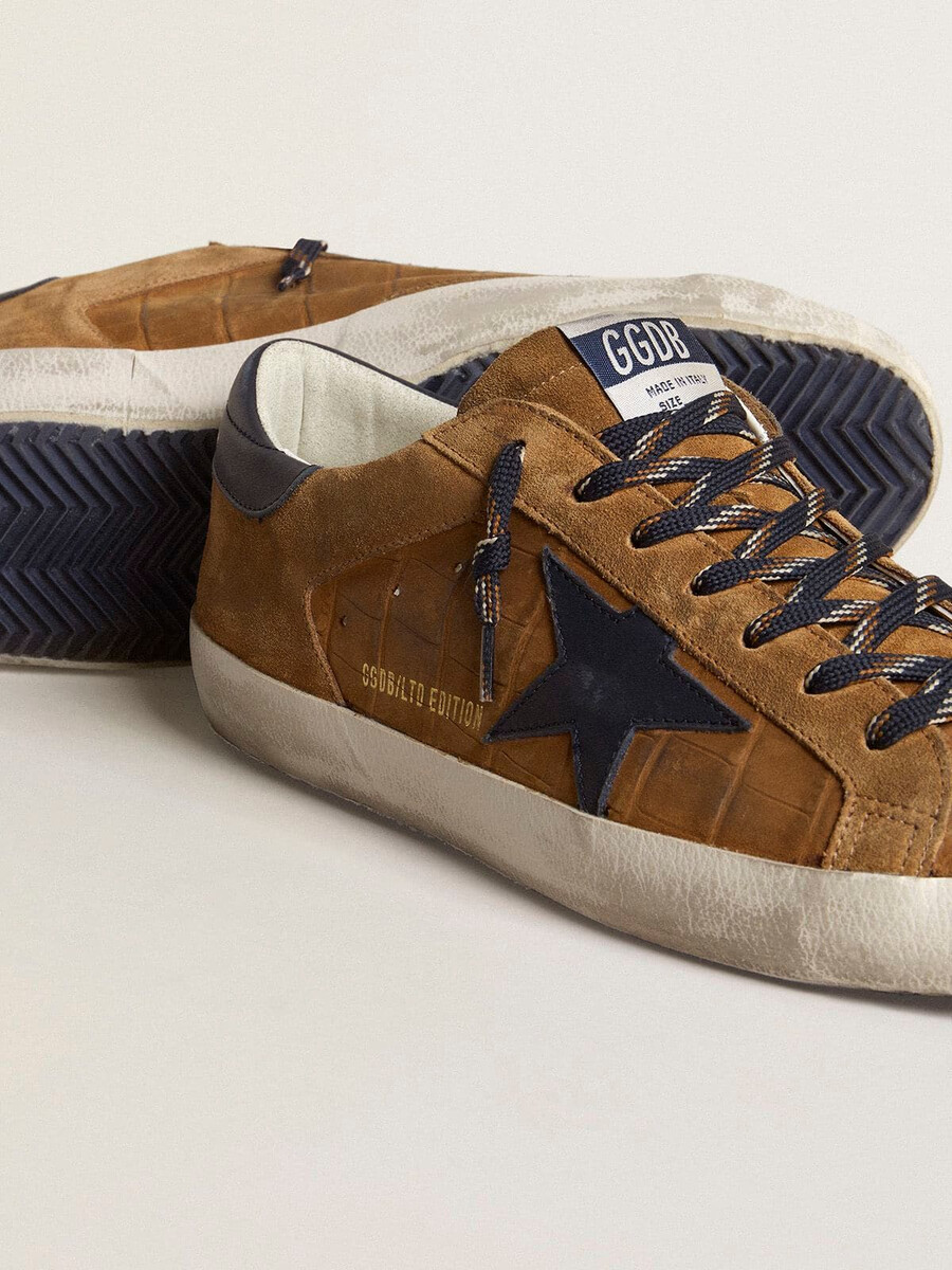 heren super-star ltd in tabakskleurig leer met krokodillenprint met een donkerblauwe leren ster en hielstuk.