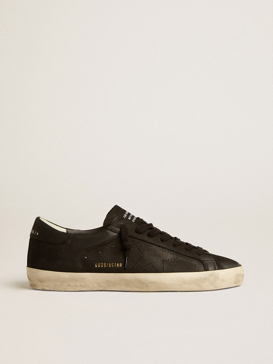 heren super-star in zwart nubuck met geperforeerde ster en hielstuk van zwart nubuck.