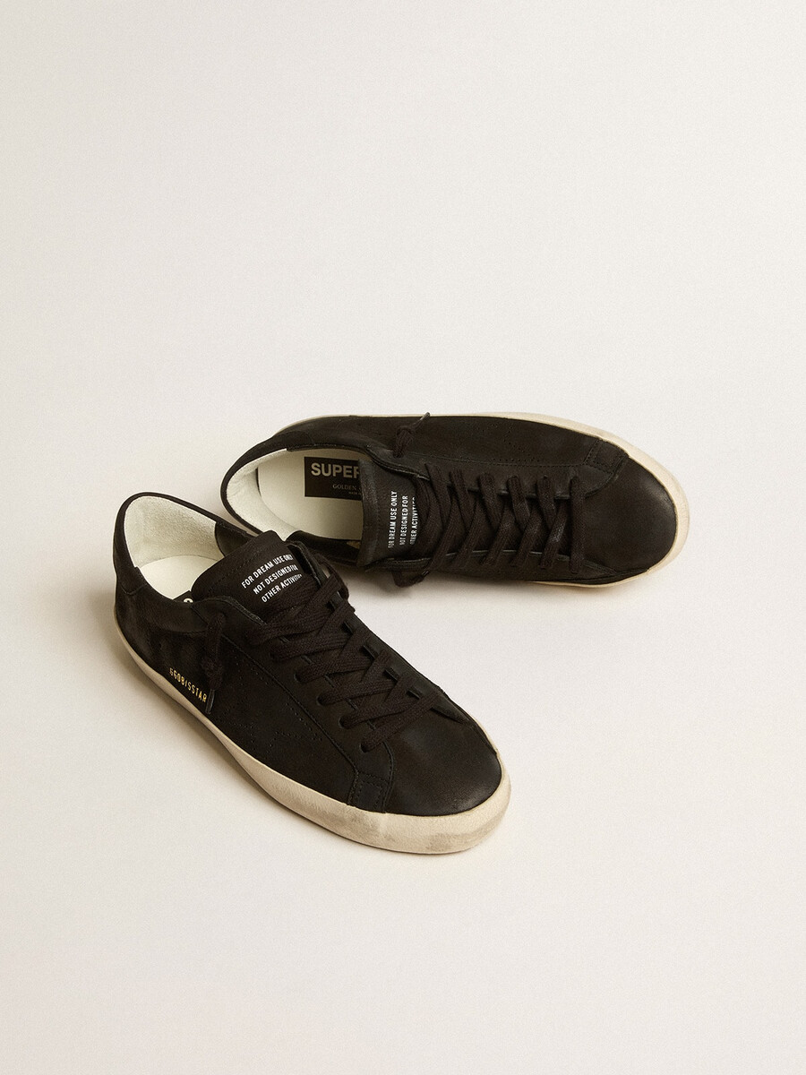 heren super-star in zwart nubuck met geperforeerde ster en hielstuk van zwart nubuck.