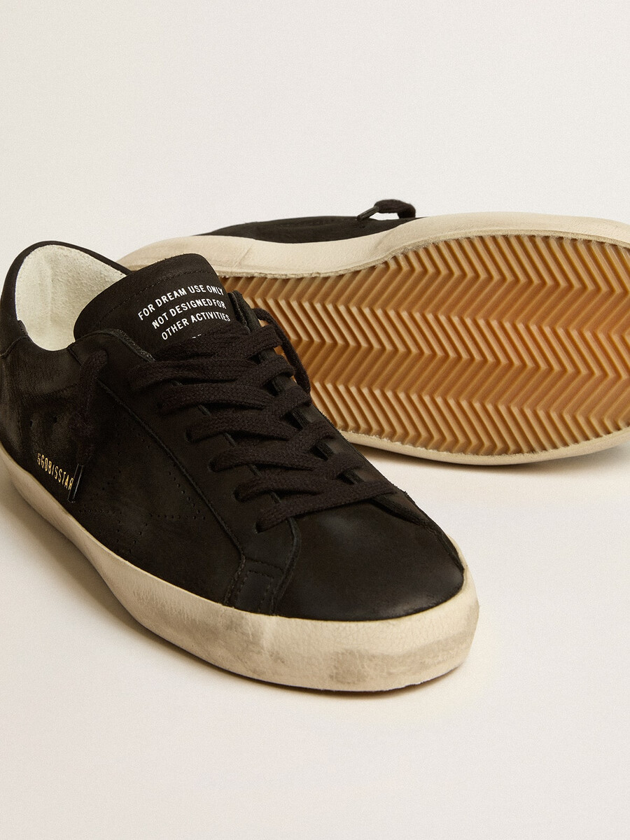 heren super-star in zwart nubuck met geperforeerde ster en hielstuk van zwart nubuck.