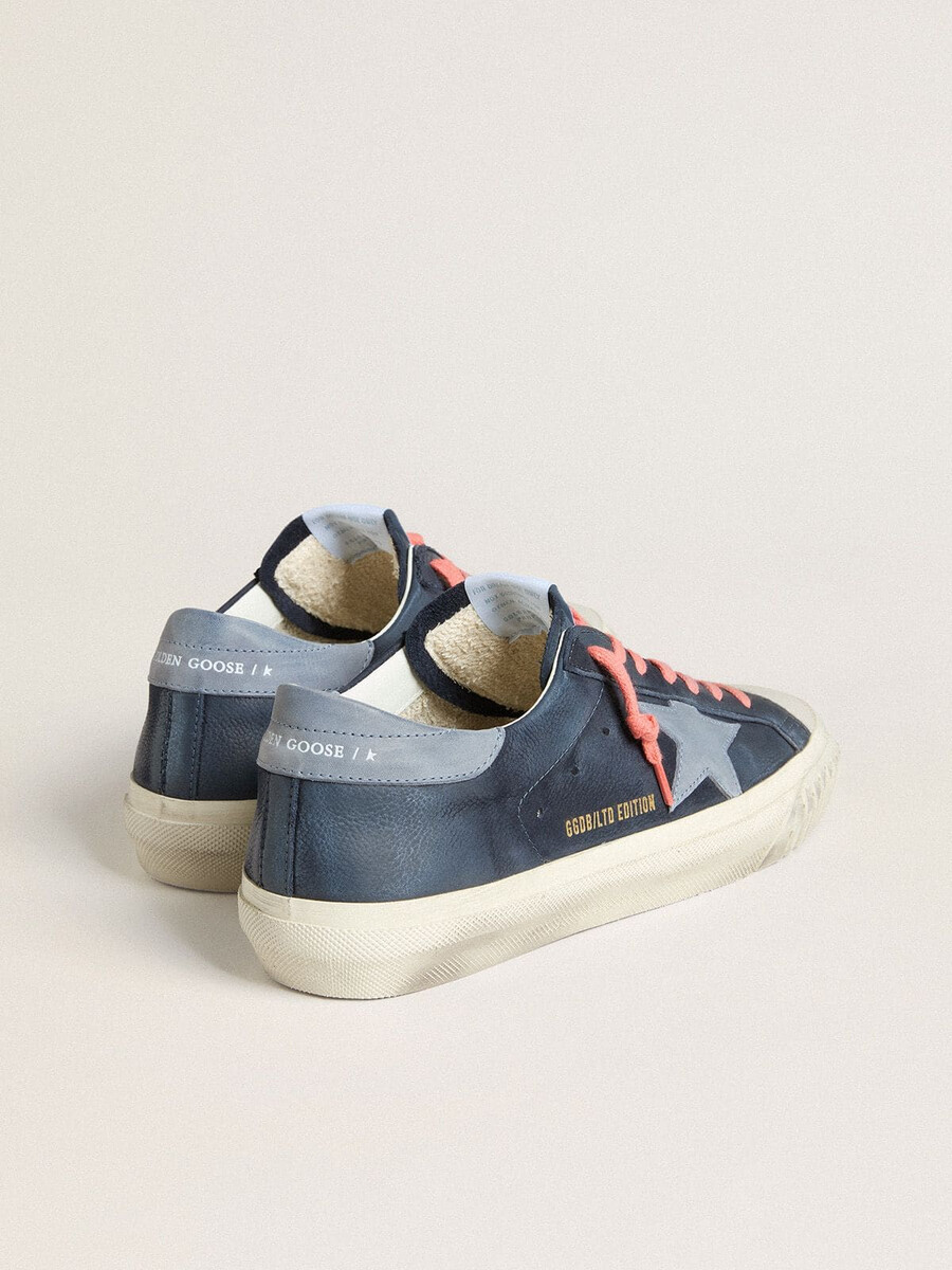 super-star in marineblauw leer met lichtblauwe leren ster en hielstuk.