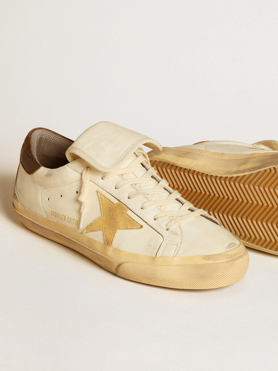 heren super-star ltd in nappaleer met suède ster en bruine hielband.