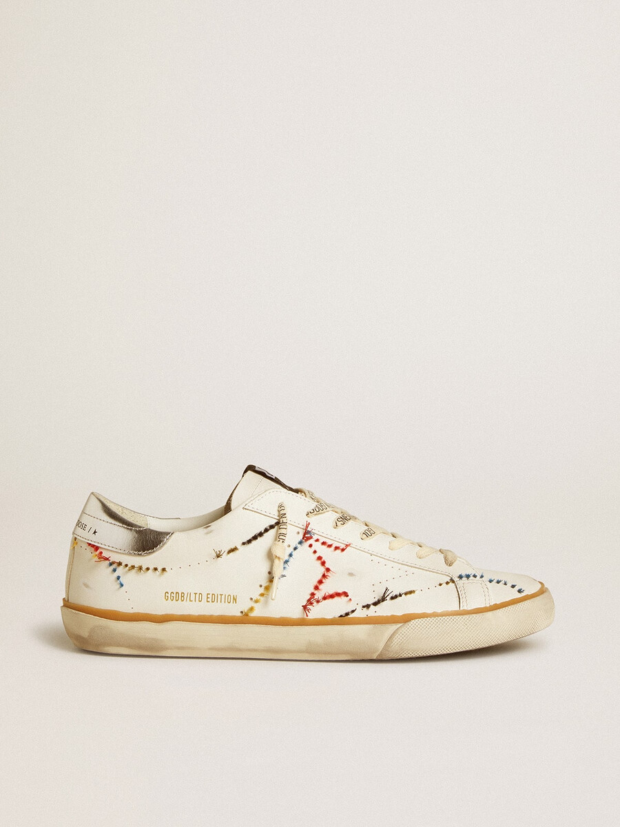 heren super-star ltd met geperforeerde ster en metallic leren hielstuk.