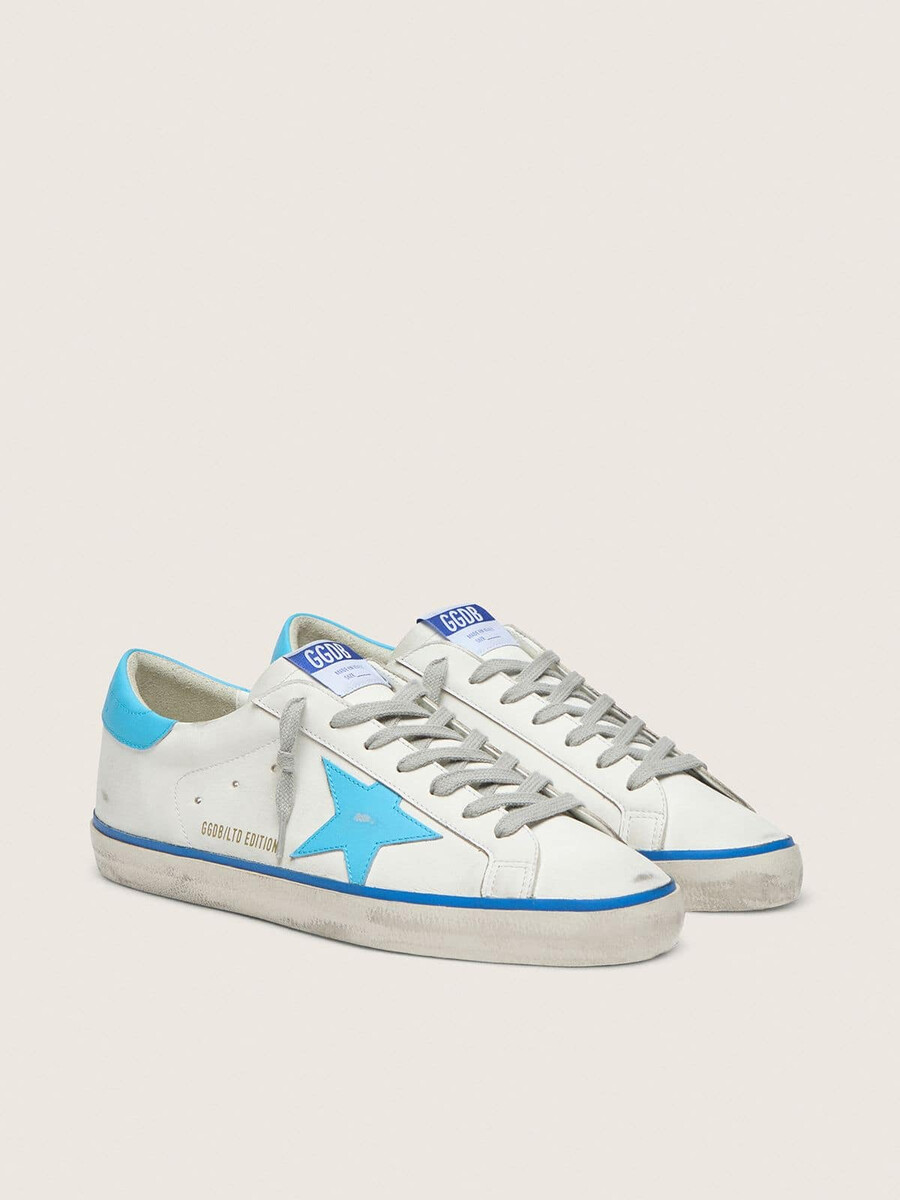 heren super-star ltd in wit leer met lichtblauwe leren ster en hielstuk.