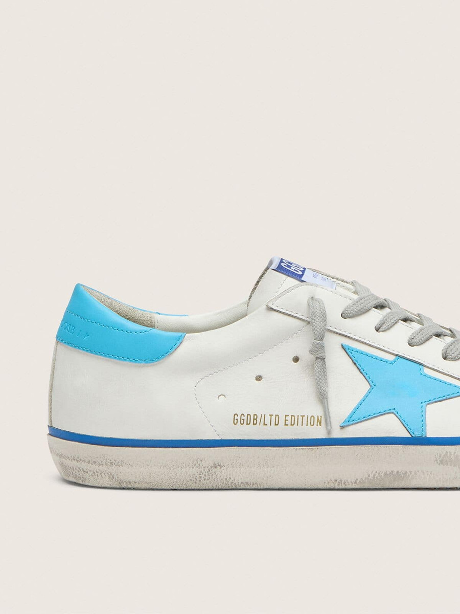 heren super-star ltd in wit leer met lichtblauwe leren ster en hielstuk.