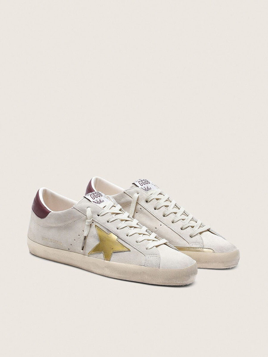 herenschoen super-star cny in ivoorkleurig suède met metallic leren ster en leren hielstuk.