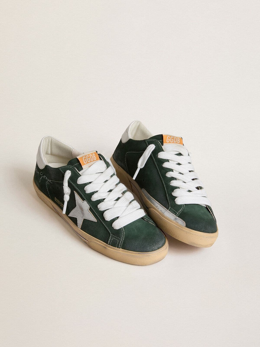heren super-star in groen suède met zilverkleurige metallic leren ster en leren hielstuk.