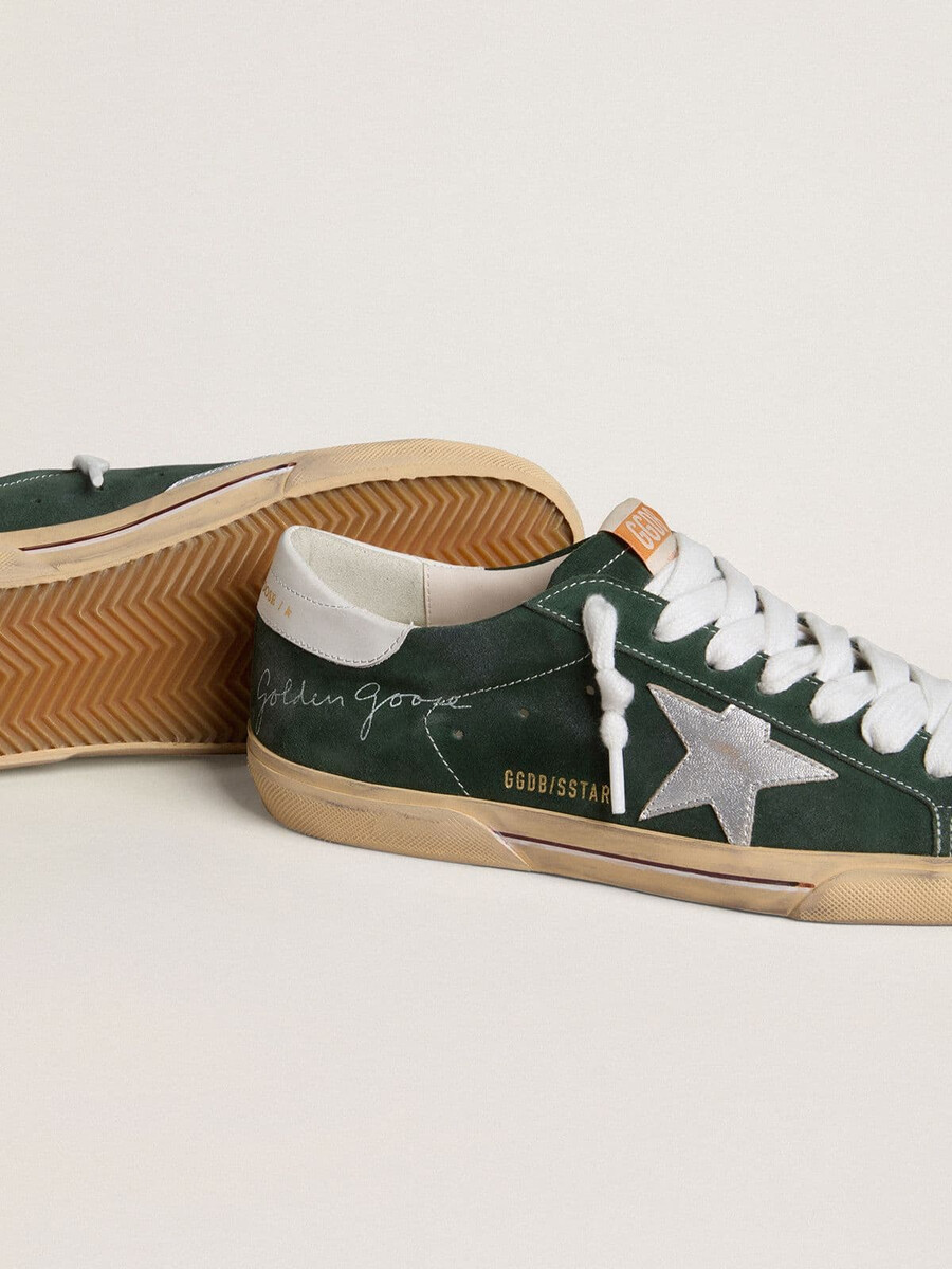 heren super-star in groen suède met zilverkleurige metallic leren ster en leren hielstuk.