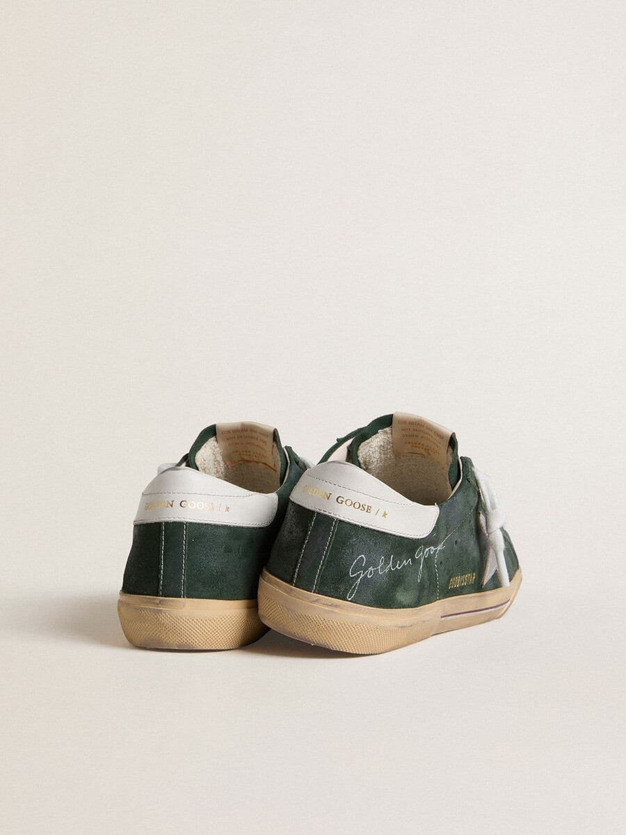 heren super-star in groen suède met zilverkleurige metallic leren ster en leren hielstuk.