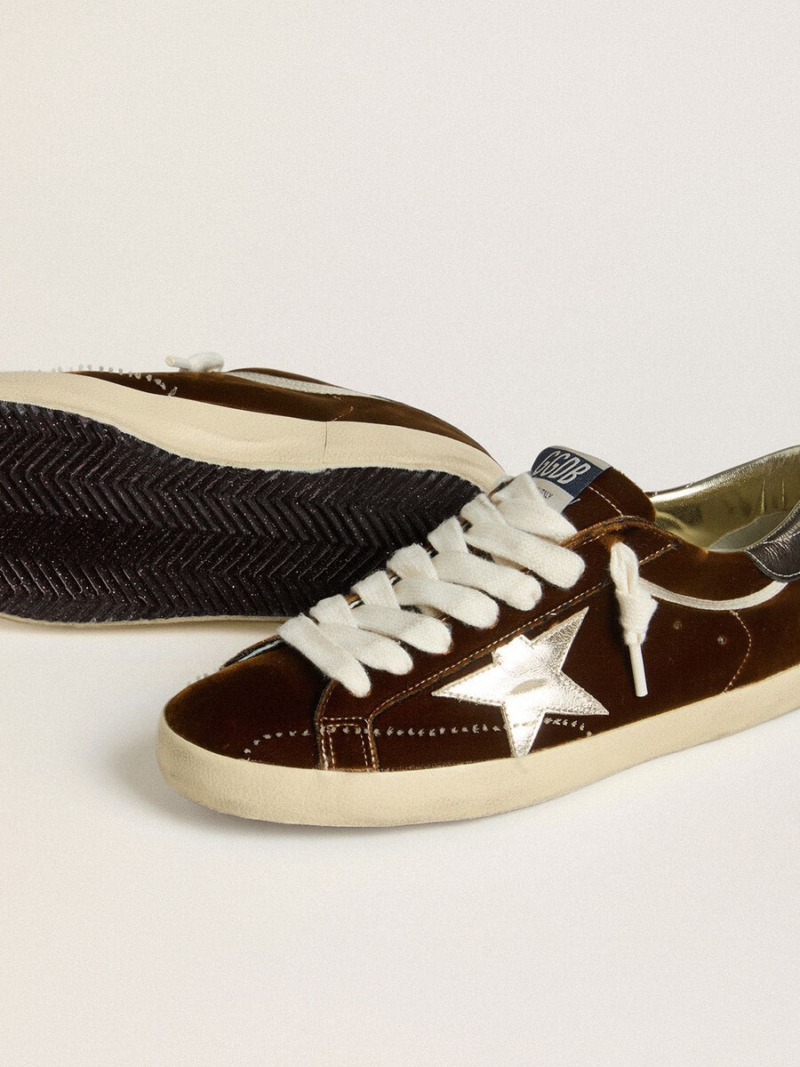 herenschoen super-star in cognacbruin fluweel met metallic leren ster en hielstuk.