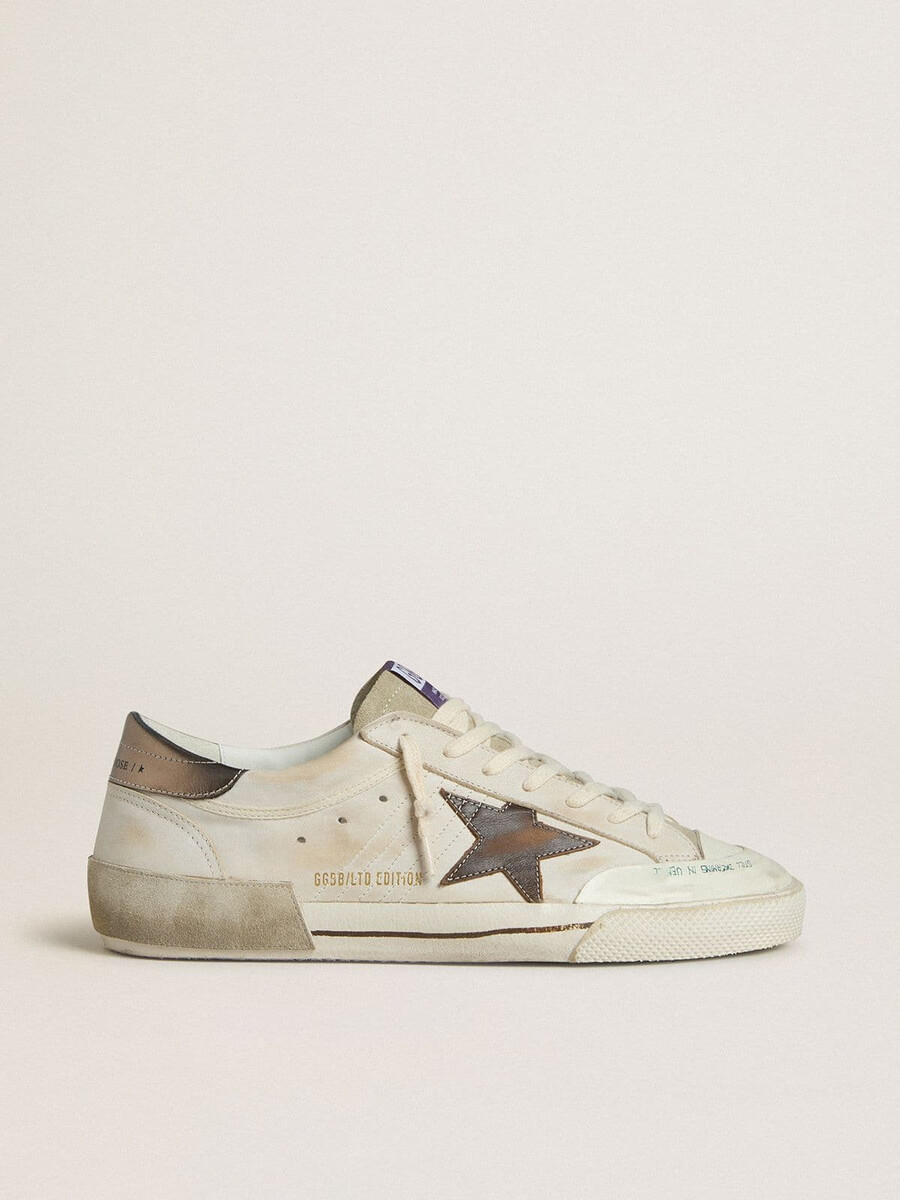 heren super-star ltd in suède met bruine leren ster en metallic leren hielstuk.