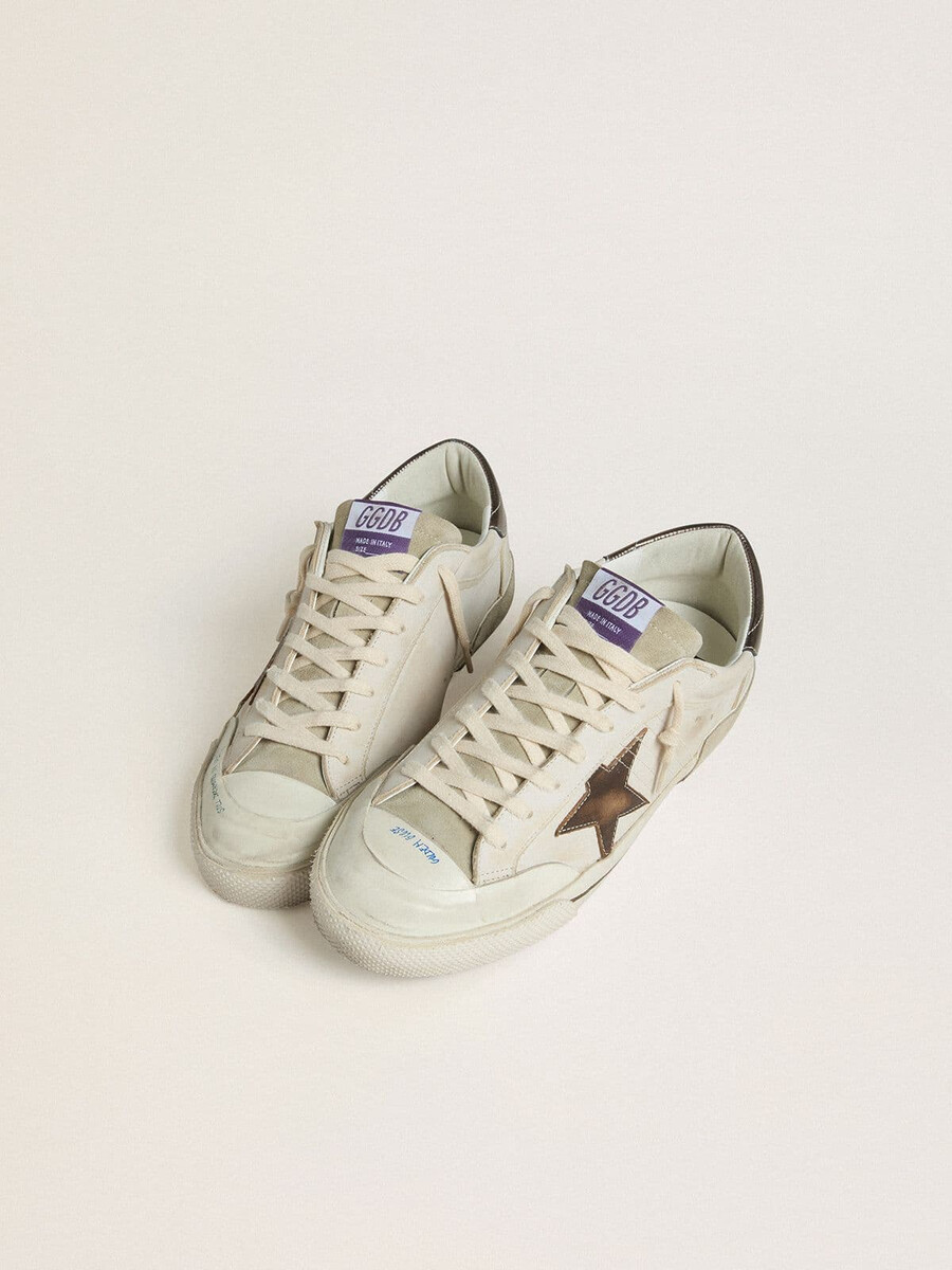 heren super-star ltd in suède met bruine leren ster en metallic leren hielstuk.